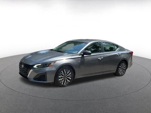 Used 2025 Nissan Altima 2.5 SV FWD image 8