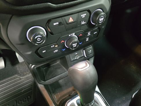 Used 2021 Jeep Renegade Latitude FWD image 21