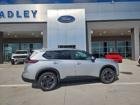 Used 2025 Nissan Rogue SV image 2