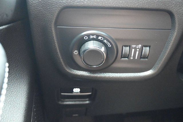 Used 2025 Jeep Grand Cherokee L Altitude RWD image 14