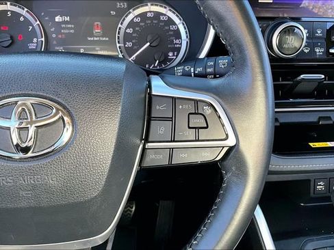 Used 2023 Toyota Highlander XLE image 12