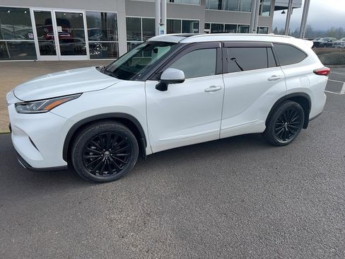 Used 2022 Toyota Highlander Platinum image 2