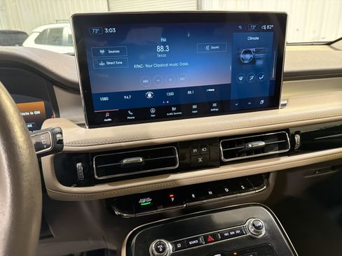 Used 2022 Lincoln Nautilus FWD w/ Premium Package image 17