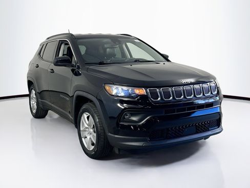Used 2022 Jeep Compass Latitude image 3