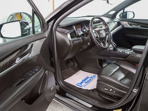 Used 2023 Cadillac XT6 Premium Luxury w/ Technology Package FWD image 3