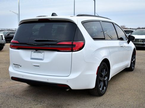 New 2026 Chrysler Pacifica Select w/ S Appearance Package FWD image 3