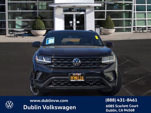 Used 2023 Volkswagen Atlas Cross Sport SE w/ Panoramic Sunroof Package FWD image 2