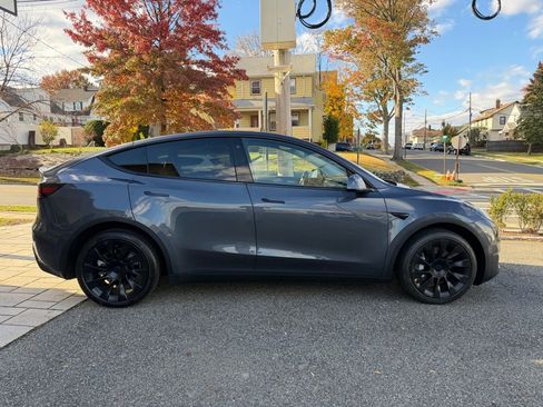 Used 2022 Tesla Model Y Long Range image 8