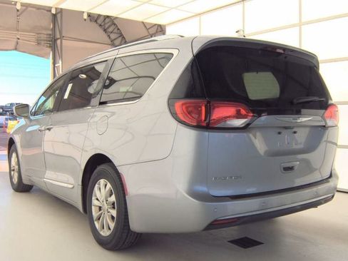 Used 2018 Chrysler Pacifica Touring-L image 6