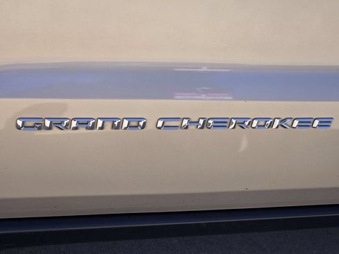 Used 2015 Jeep Grand Cherokee Laredo w/ Quick Order Package 23E RWD image 11