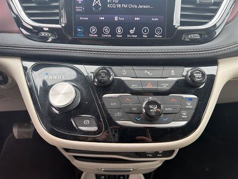 Used 2019 Chrysler Pacifica Limited image 16