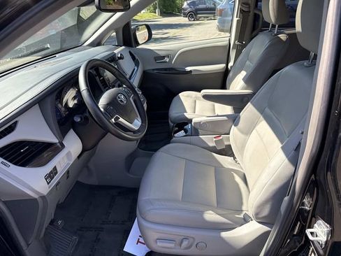 Used 2018 Toyota Sienna XLE w/ XLE Navigation Package FWD image 14