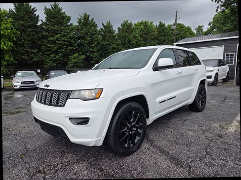 Used 2017 Jeep Grand Cherokee Altitude RWD image 2