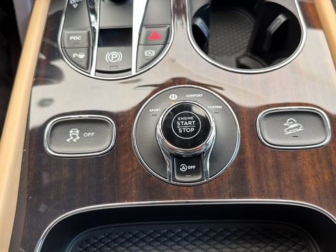 Certified 2023 Bentley Bentayga AWD/4WD image 32