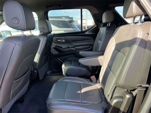 Certified 2023 Chevrolet Traverse LT w/ Rear Camera Mirror Package image 11