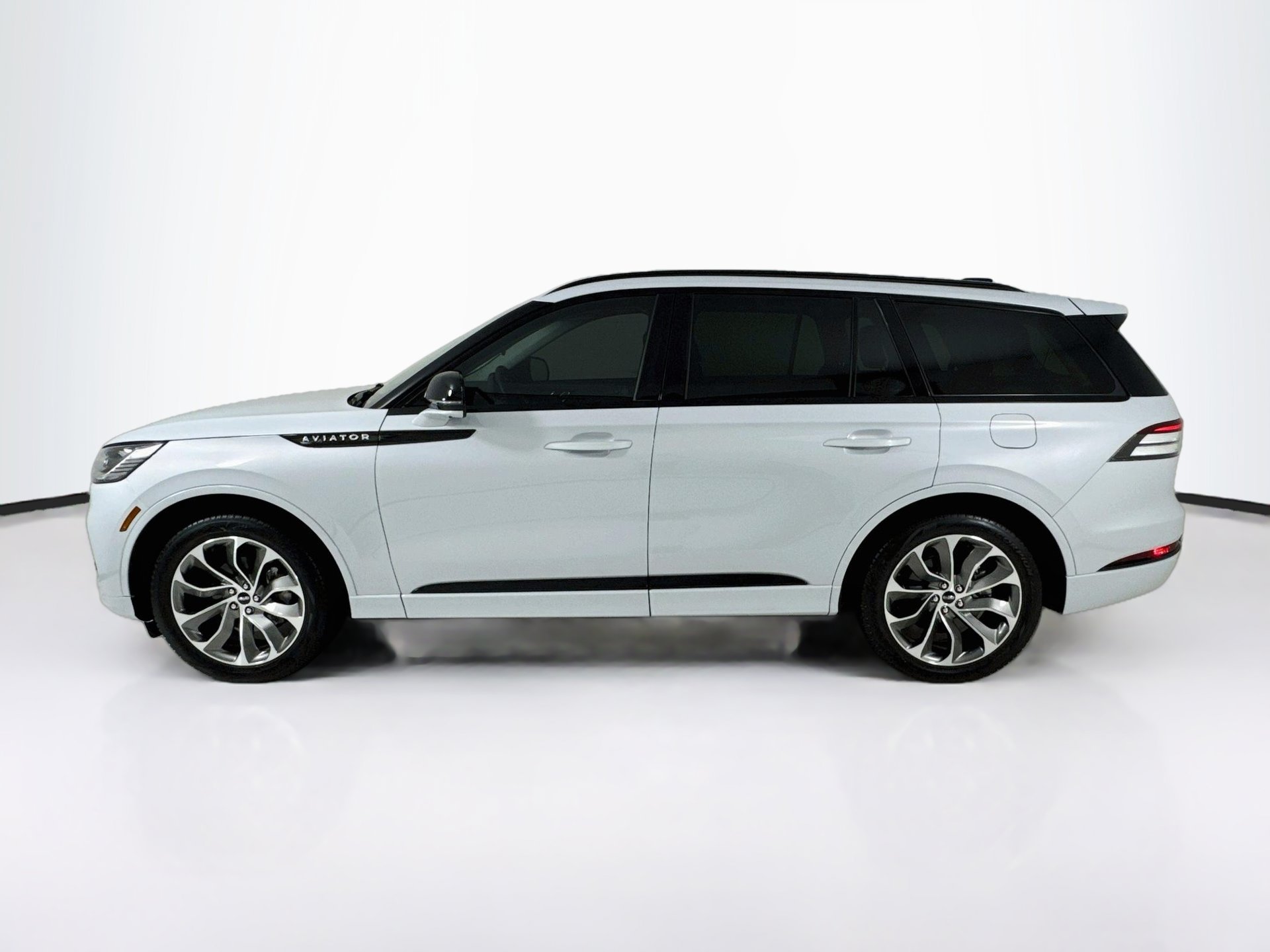 Used 2025 Lincoln Aviator AWD w/ Jet Appearance Package image 5
