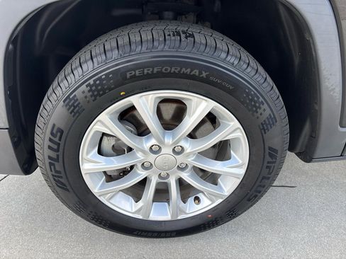 Used 2020 Jeep Cherokee Latitude w/ Cold Weather Group image 10