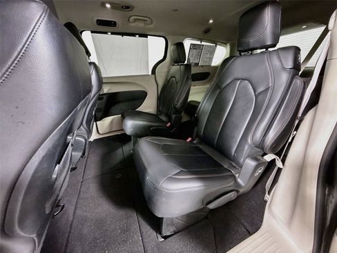 Used 2017 Chrysler Pacifica Touring-L FWD image 10