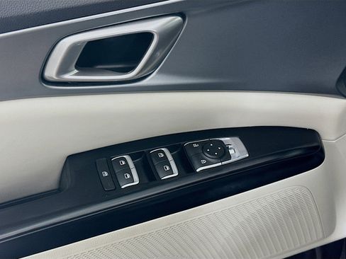 Used 2024 Kia Carnival LX image 15