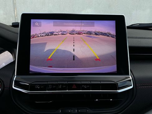 Used 2025 Jeep Compass Trailhawk image 32