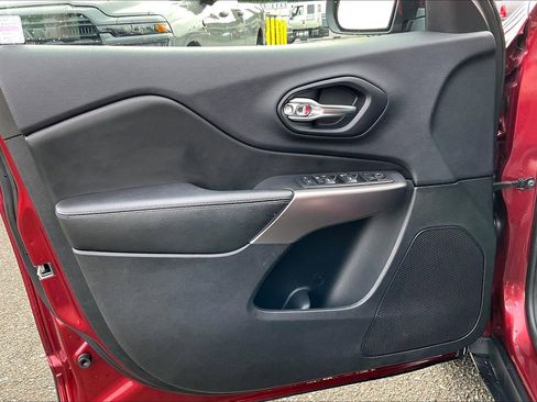 Certified 2019 Jeep Cherokee Latitude w/ Popular Appearance Group image 22