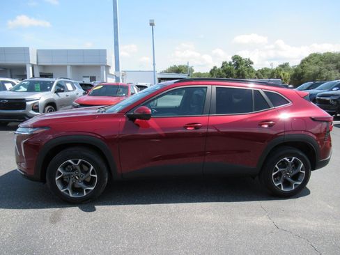 Certified 2024 Chevrolet Trax LT FWD image 2