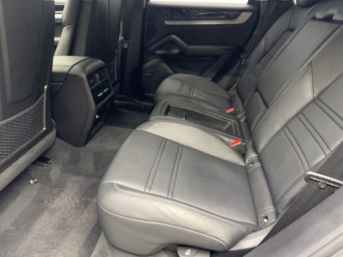 Used 2024 Porsche Cayenne Coupe image 34