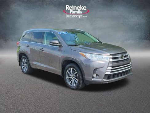 Used 2018 Toyota Highlander XLE AWD/4WD image 3