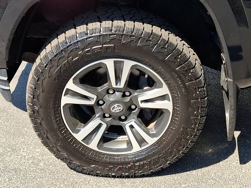 Used 2018 Toyota Tacoma TRD Sport AWD/4WD image 9