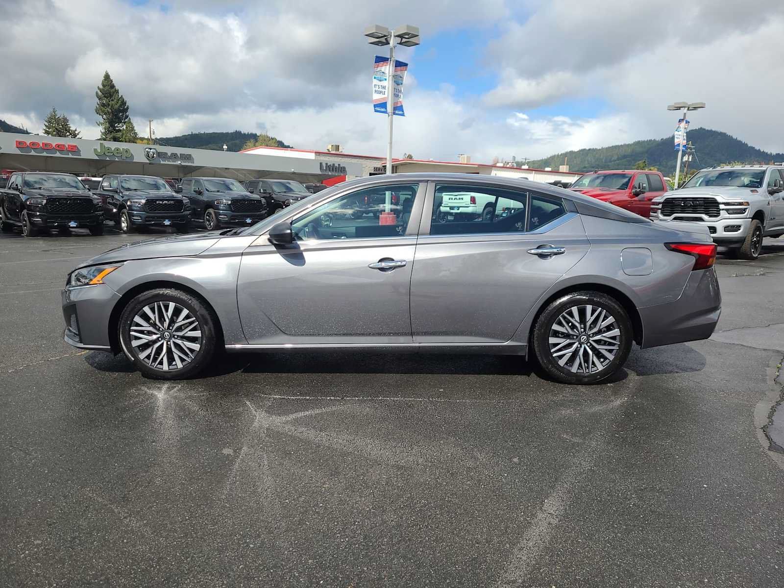 Used 2025 Nissan Altima 2.5 SV FWD image 11
