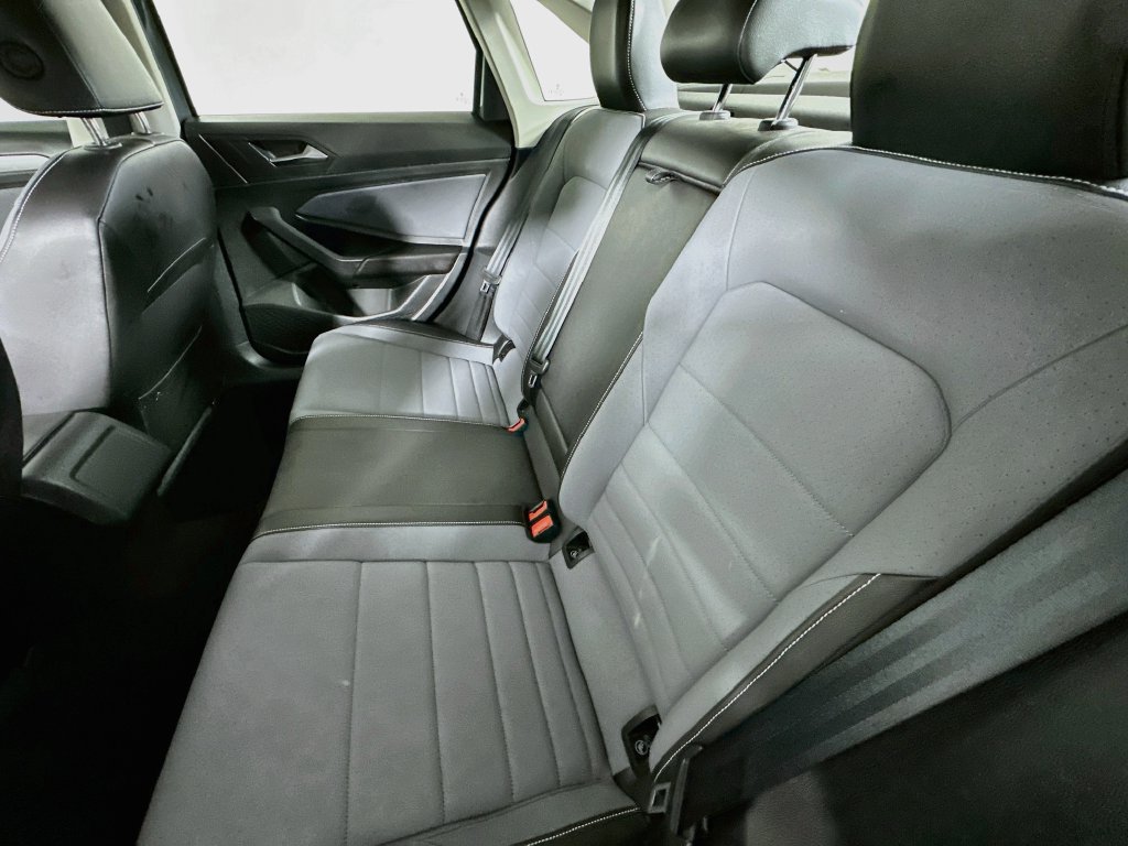 Used 2025 Volkswagen Jetta SE FWD image 4