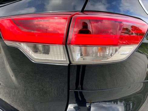 Used 2019 Toyota Highlander LE FWD image 30