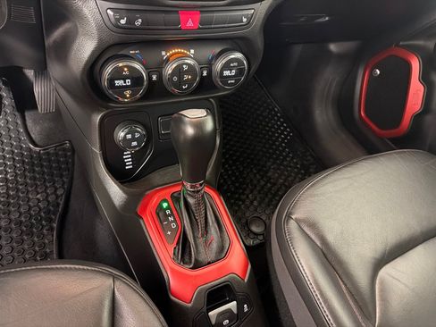 Used 2016 Jeep Renegade Trailhawk w/ Premium Trailhawk Package AWD/4WD image 18