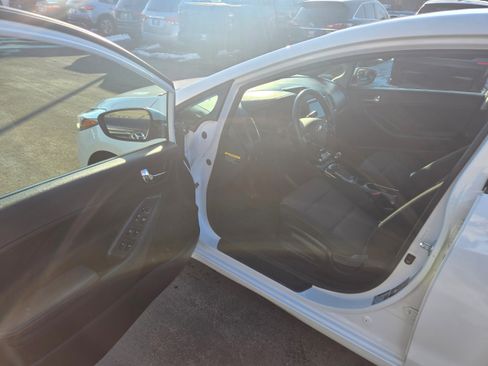 Used 2017 Kia Forte S image 5