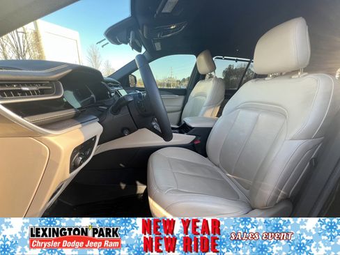 Used 2023 Jeep Grand Cherokee 4WD w/ Luxury Tech Group II image 17
