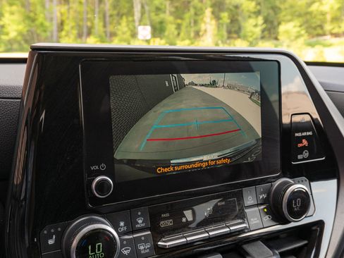 Used 2023 Toyota Highlander XLE FWD image 25
