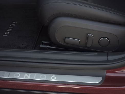 Used 2025 Hyundai Ioniq 6 Limited image 11