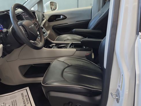 Used 2022 Chrysler Pacifica Limited w/ Uconnect Theater Family Group FWD image 7