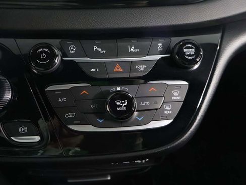 Used 2025 Chrysler Pacifica Select image 47