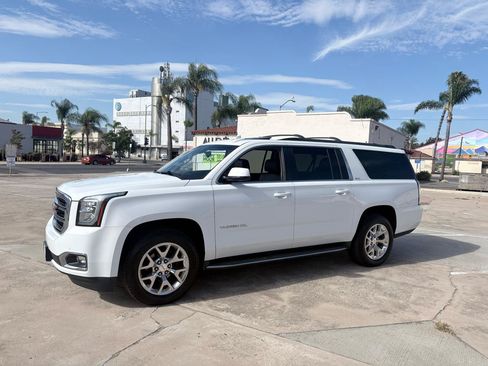 Used 2016 GMC Yukon XL SLT w/ Open Road Package AWD/4WD image 3
