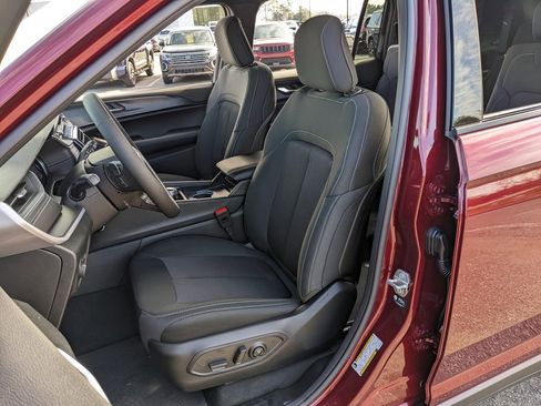 New 2025 Jeep Grand Cherokee L Laredo image 31