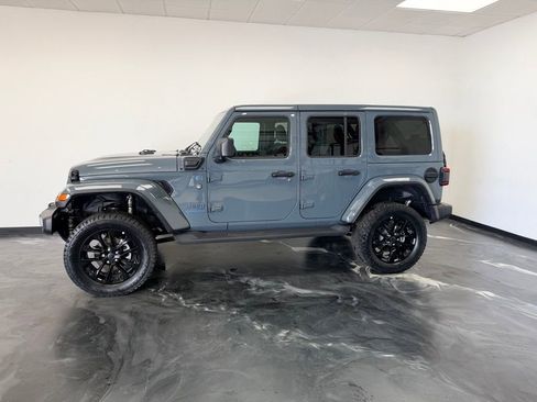 Used 2025 Jeep Wrangler Unlimited Sahara AWD/4WD image 19