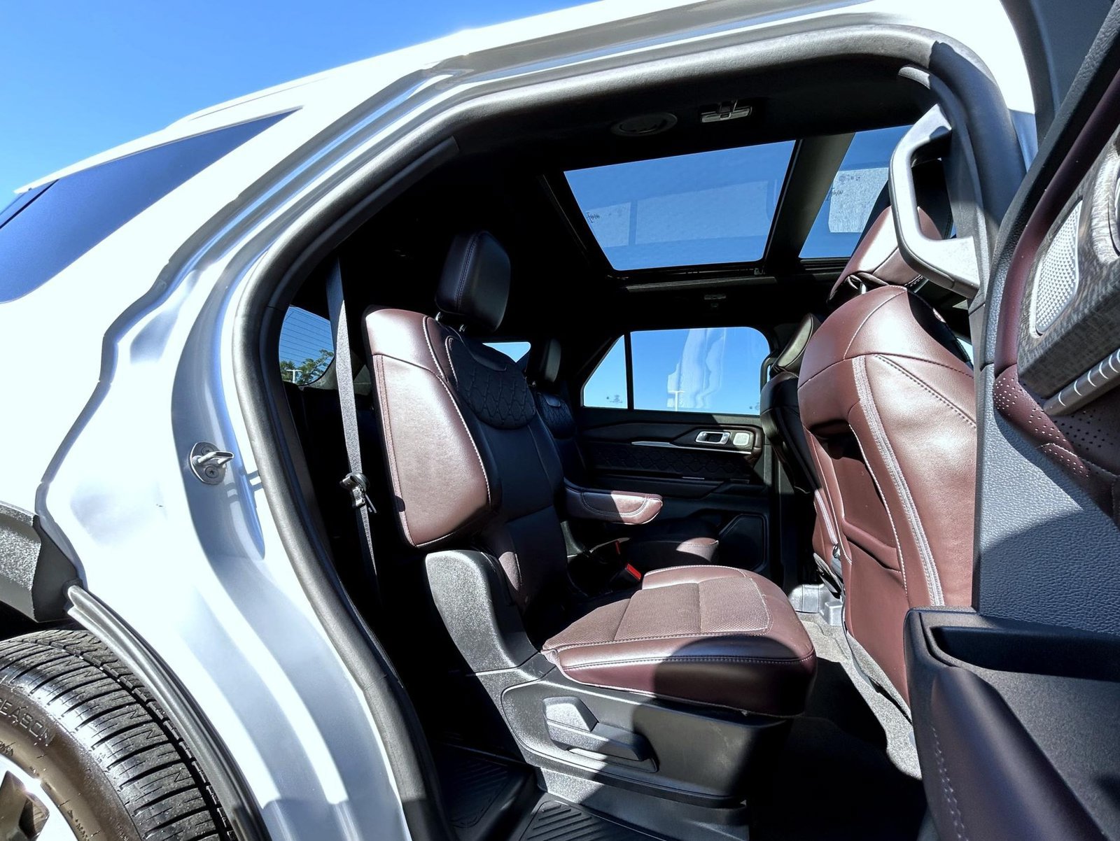 Used 2025 Ford Explorer Platinum w/ LUX Leather Package AWD/4WD image 18