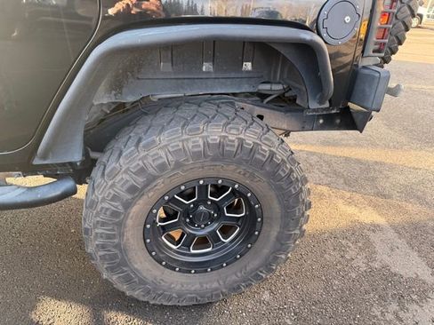 Used 2017 Jeep Wrangler Unlimited Sahara w/ Max Tow Package image 10