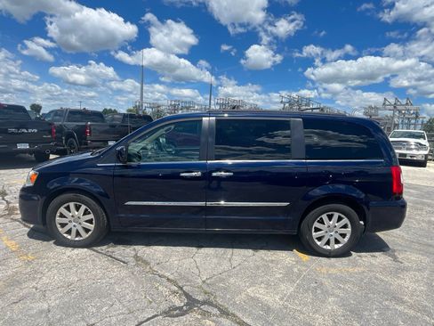 Used 2016 Chrysler Town & Country Touring w/ Driver Convenience Group FWD image 8