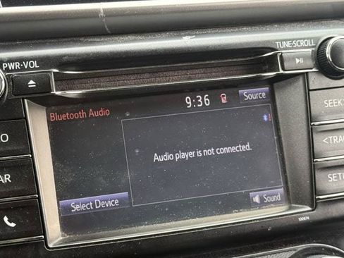 Used 2018 Toyota RAV4 LE FWD image 19