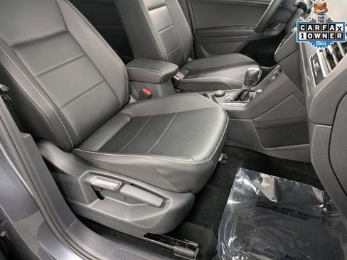 Used 2021 Volkswagen Tiguan SE w/ Panoramic Sunroof Package image 30