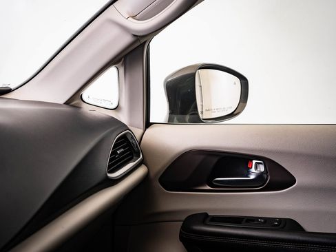 Used 2019 Chrysler Pacifica Touring-L image 29