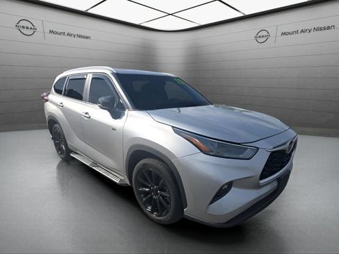 Used 2023 Toyota Highlander XLE FWD image 2
