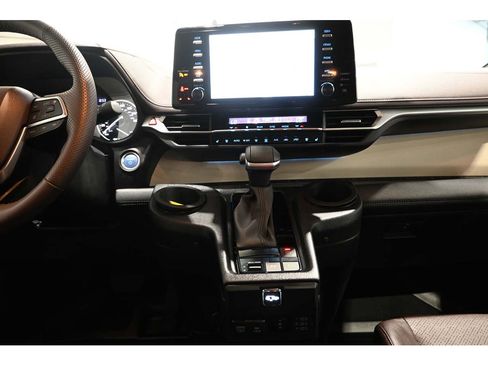 Used 2024 Toyota Sienna Platinum FWD image 22